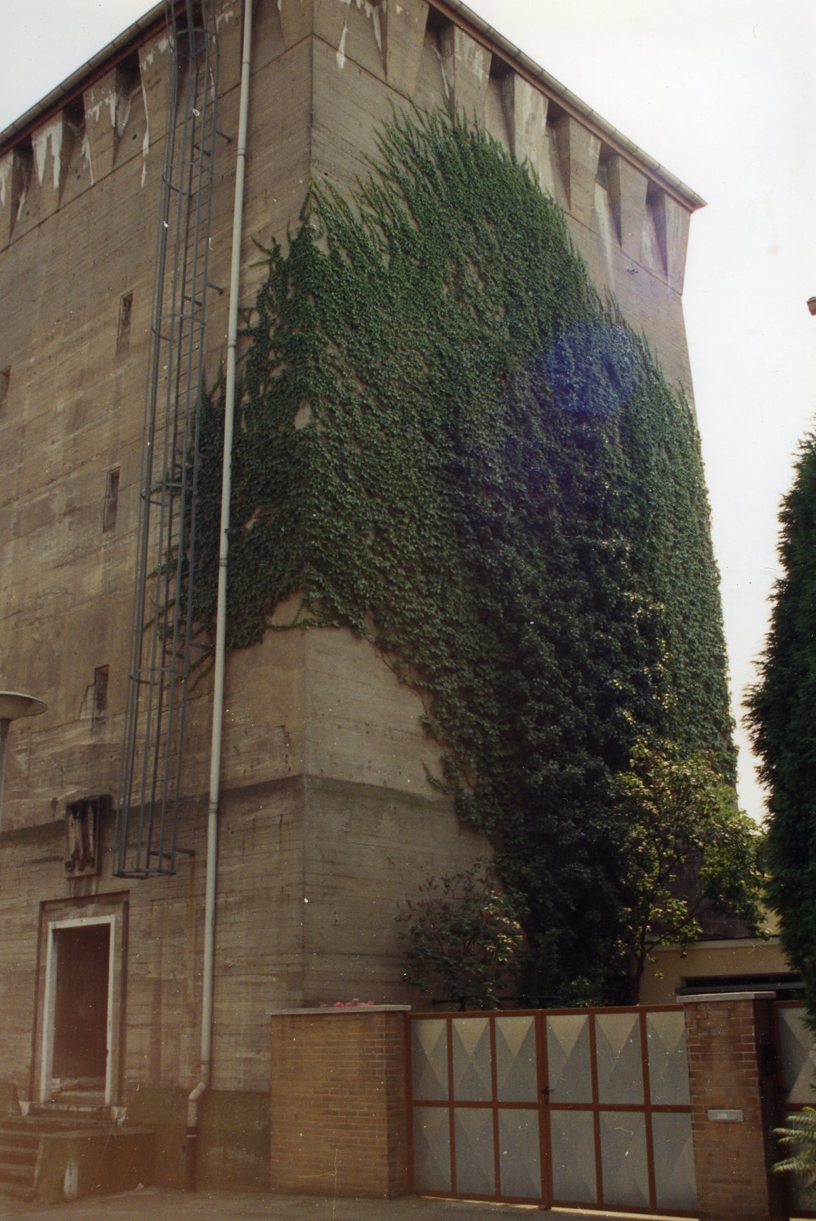 30_34975a_Bunker_in_der_Hofstrasse_Nr._1_Ecke_Rheingoenheimer_Strasse_Ansicht_aus_der_Hofstrasse_Herbst_1991__1.jpg