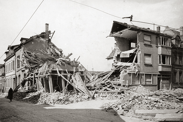 Zerstörte Wohnhäuser in der Schwanenstraße Friesenheim nach dem Agriff vom 31.07.1944.jpg