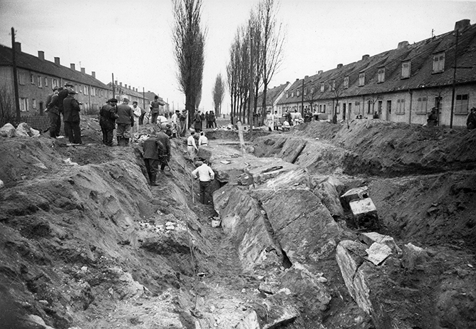 00260_Splittergraben_in_der_Duerkheimer_Strasse_heute_Leiningerstrasse_07.01.1944_018.jpg